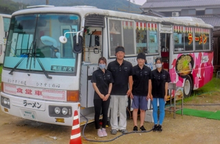 「麺バス亭」を切り盛りする藤原一彦さんと家族＝姫路市山田町牧野