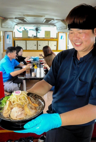 ラーメンバスを切り盛りする藤原一彦店長＝姫路市山田町牧野