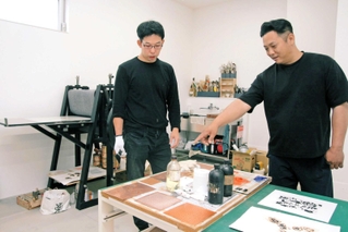 ペネトレイト・スタジオを開設した坪田昌之さん（右）＝いずれも姫路市西八代町