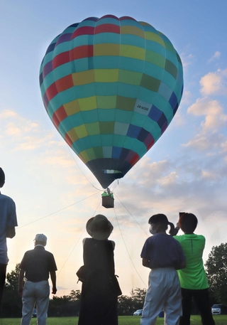 地元住民を乗せて上昇する熱気球＝姫路市白鳥台