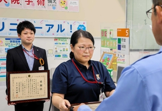 感謝状を受け取った曽谷知宏さん（左）と菅谷公子さん＝姫路市網干区新在家