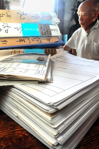 修理箇所を書いた４千枚近い「問診票」は全て保存している