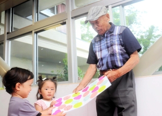 子どもたちから色紙を受け取る吉田さん