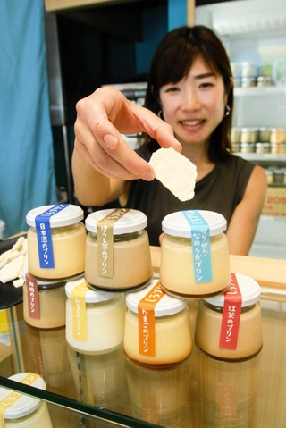 「姫路城おひざもと　しろプリン」が販売する７種類のプリン＝姫路市本町