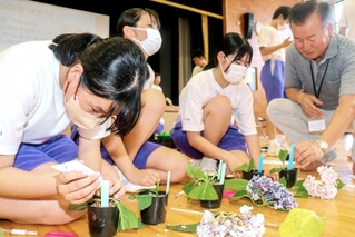 アジサイの枝をポットに挿し木する生徒たち＝安富中学校