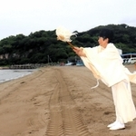 海の安全を祈願する神栄浩郷宮司（左）＝的形海水浴場