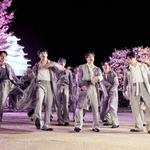 夜桜がライトアップされた姫路城西の丸庭園でパフォーマンスするメンバーら（ＨＯＴ　ＪＡＰＡＮ　ＰＲＯＪＥＣＴ提供）