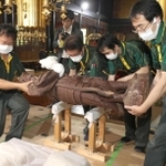 四天王像の一つ、多聞天の木像を４人がかりで抱える美術品輸送業者＝姫路市書写、円教寺（撮影・辰巳直之）