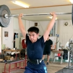 全国大会に向け、家島高で練習する岡田勇人さん＝姫路市家島町宮
