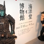 会場入り口で出迎える大魔神とケンシロウのフィギュア＝県立歴史博物館