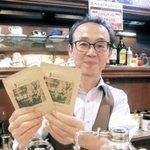 ２００回目の季節のブレンドを販売する「はまもとコーヒー」の浜本卓弥さん＝はまもとコーヒー