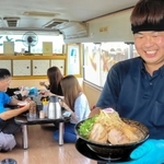 ボリュームたっぷりの「麺バス二郎」を提供する藤原さん＝姫路市山田町牧野