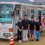 「麺バス亭」を切り盛りする藤原一彦さんと家族＝姫路市山田町牧野