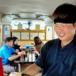 ラーメンバスを切り盛りする藤原一彦店長＝姫路市山田町牧野