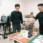 ペネトレイト・スタジオを開設した坪田昌之さん（右）＝いずれも姫路市西八代町