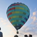 地元住民を乗せて上昇する熱気球＝姫路市白鳥台