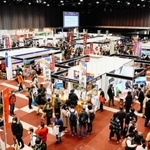 ２０２１年の「お城ＥＸＰＯ」。全国の自治体がブースを並べる＝横浜市内（お城ＥＸＰＯ実行委員会提供）