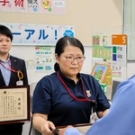 感謝状を受け取った曽谷知宏さん（左）と菅谷公子さん＝姫路市網干区新在家