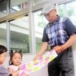 子どもたちから色紙を受け取る吉田さん