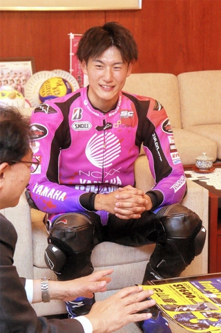 姫路市役所を表敬訪問し、レースへの抱負を語る中山耀介さん＝姫路市役所