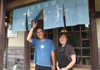 高島一彰さん亡き後、旅館を引き継いだ妹の桝本里果さん（右）と夫の健輔さん＝いずれも姫路市家島町宮