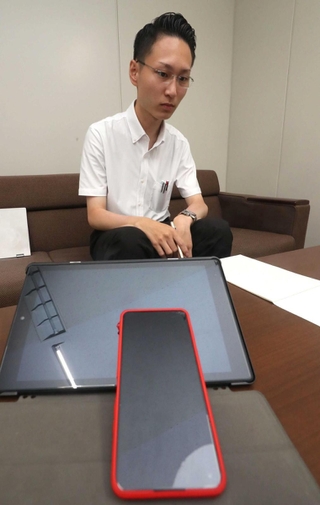 スマートフォンやタブレットを封印した成将希記者＝姫路市豊沢町（撮影・辰巳直之）