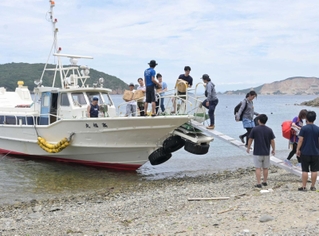 無人島に到着。水や米を運び込む＝姫路市家島町