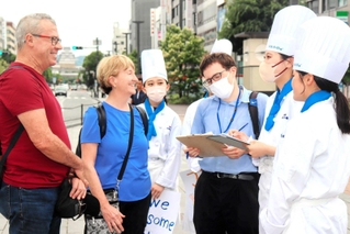 ＪＲ姫路駅前で外国人観光客にアンケートする学生ら＝姫路市駅前町