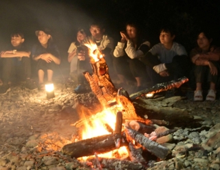 盛り上がったキャンプファイア。この頃にはスマホのことはほぼ忘れた＝姫路市家島町