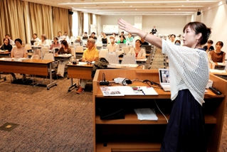 ひめじ創業塾でビジネスプランを発表する参加者ら＝姫路商工会議所