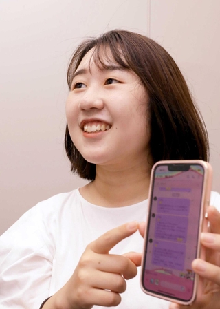 封印していたスマホを手にし、晴れやかな表情の橘高声記者＝姫路市豊沢町（撮影・辰巳直之）