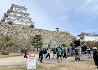 昨年秋に修学旅行のため姫路城を訪れた奈良県の小学生と交流する、白鷺小中学校の児童ら（白鷺小中学校提供）