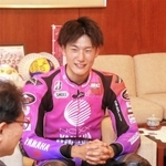 姫路市役所を表敬訪問し、レースへの抱負を語る中山耀介さん＝姫路市役所