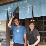 高島一彰さん亡き後、旅館を引き継いだ妹の桝本里果さん（右）と夫の健輔さん＝いずれも姫路市家島町宮