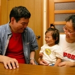 笑顔を見せる大谷さんと妻のトゥイさん、長女の虹湖ちゃん＝太子町馬場