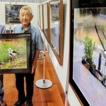 写真集刊行を記念して写真展を開催した名田稔さん（右）と三木敏史さん＝姫路市夢前町