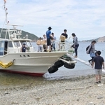 無人島に到着。水や米を運び込む＝姫路市家島町