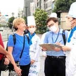 ＪＲ姫路駅前で外国人観光客にアンケートする学生ら＝姫路市駅前町