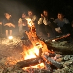 盛り上がったキャンプファイア。この頃にはスマホのことはほぼ忘れた＝姫路市家島町