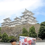 謎解きの問題を作成し、イベントをＰＲする松丸亮吾さん＝姫路市本町