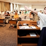 ひめじ創業塾でビジネスプランを発表する参加者ら＝姫路商工会議所