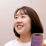 封印していたスマホを手にし、晴れやかな表情の橘高声記者＝姫路市豊沢町（撮影・辰巳直之）