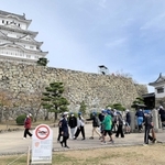 昨年秋に修学旅行のため姫路城を訪れた奈良県の小学生と交流する、白鷺小中学校の児童ら（白鷺小中学校提供）