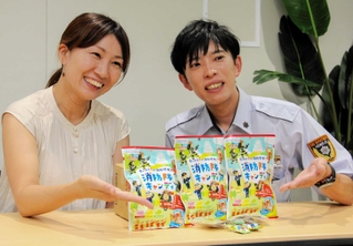 キャンディーを開発した姫路市消防局の釜田達基さん（右）と扇雀飴本舗の休場仁美さん＝同市安田４
