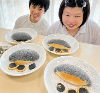 生地に竹炭パウダーを練り込んで作ったメロンパン＝姫路市書写