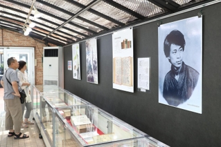 牧野の業績を紹介するパネル展示＝手柄山温室植物園