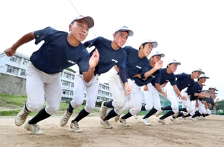 秋季県大会に向けて気合十分の山田星汰主将（左端）ら姫路商業ナイン＝姫路市井ノ口