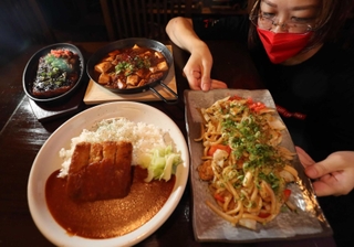 味付けや食感の改良を重ねたごん太の料理＝姫路市塩町（撮影・辰巳直之）