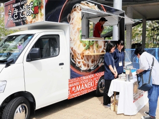 特別版お城ＥＸＰＯでお披露目された、まねき食品のキッチンカー＝姫路市神屋町（撮影・成　将希）