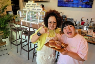 「アロハ～」。マラサダドーナツ専門店を開いた嶋尾みち子さん（左）と長女の朱織さん＝姫路市別所町別所